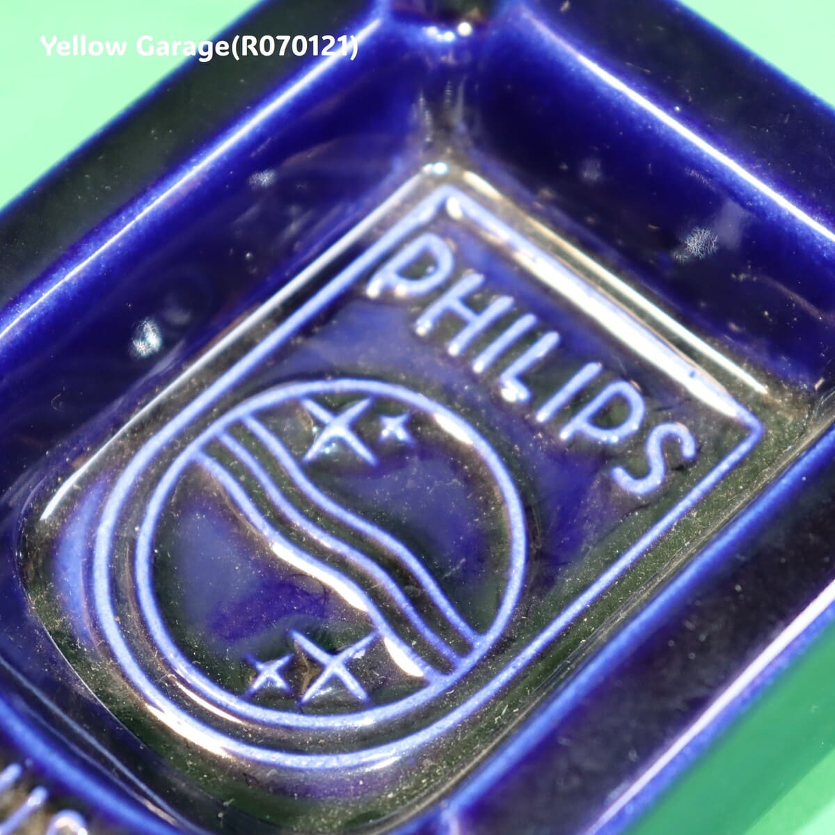 オランダの電機メーカーPHILIPS（フィリップス）のロゴとスローガン「C'EST PLUS SÛR（それはより安全）」が刻まれた深い青の美しい陶器製灰皿＿反対斜め兆アップ