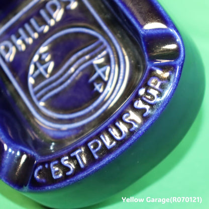 オランダの電機メーカーPHILIPS（フィリップス）のロゴとスローガン「C'EST PLUS SÛR（それはより安全）」が刻まれた深い青の美しい陶器製灰皿＿手前アップ
