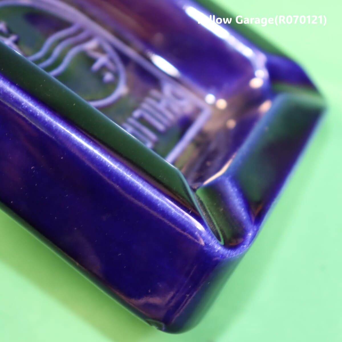 オランダの電機メーカーPHILIPS（フィリップス）のロゴとスローガン「C'EST PLUS SÛR（それはより安全）」が刻まれた深い青の美しい陶器製灰皿＿下角アップ