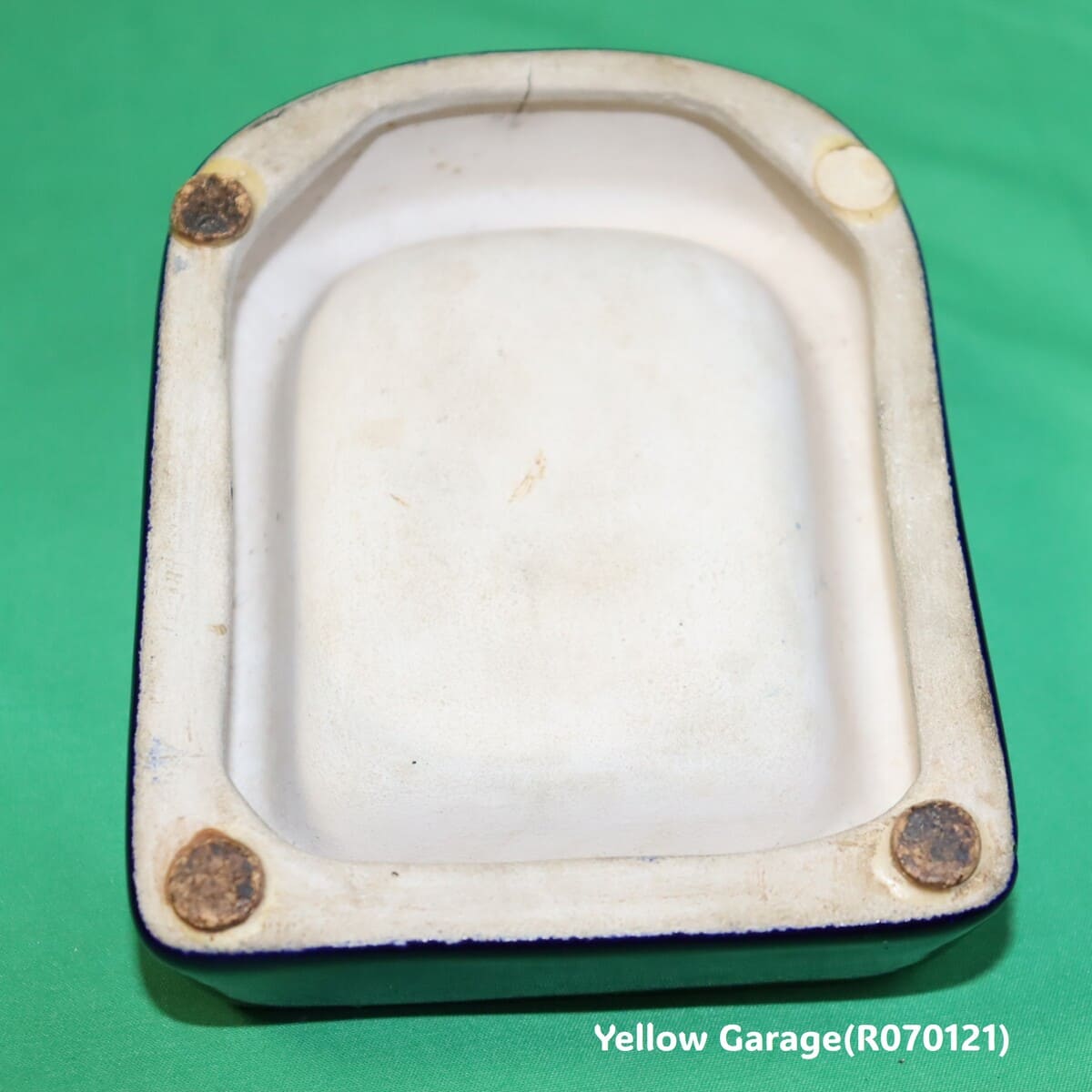 オランダの電機メーカーPHILIPS（フィリップス）のロゴとスローガン「C'EST PLUS SÛR（それはより安全）」が刻まれた深い青の美しい陶器製灰皿＿裏