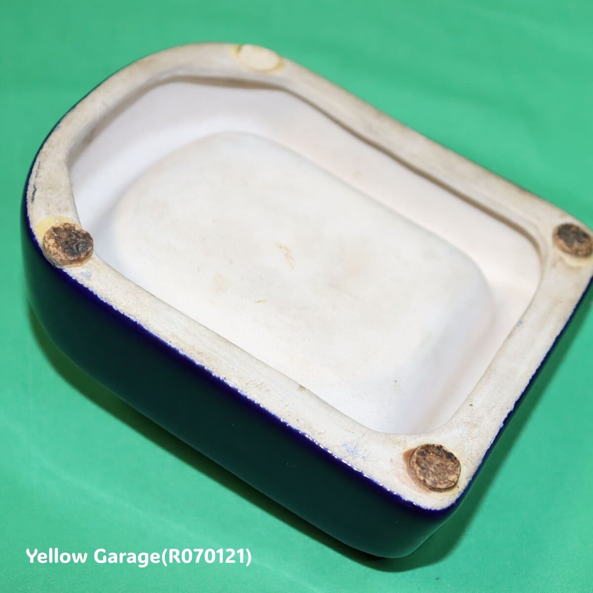 オランダの電機メーカーPHILIPS（フィリップス）のロゴとスローガン「C'EST PLUS SÛR（それはより安全）」が刻まれた深い青の美しい陶器製灰皿＿裏ななめ