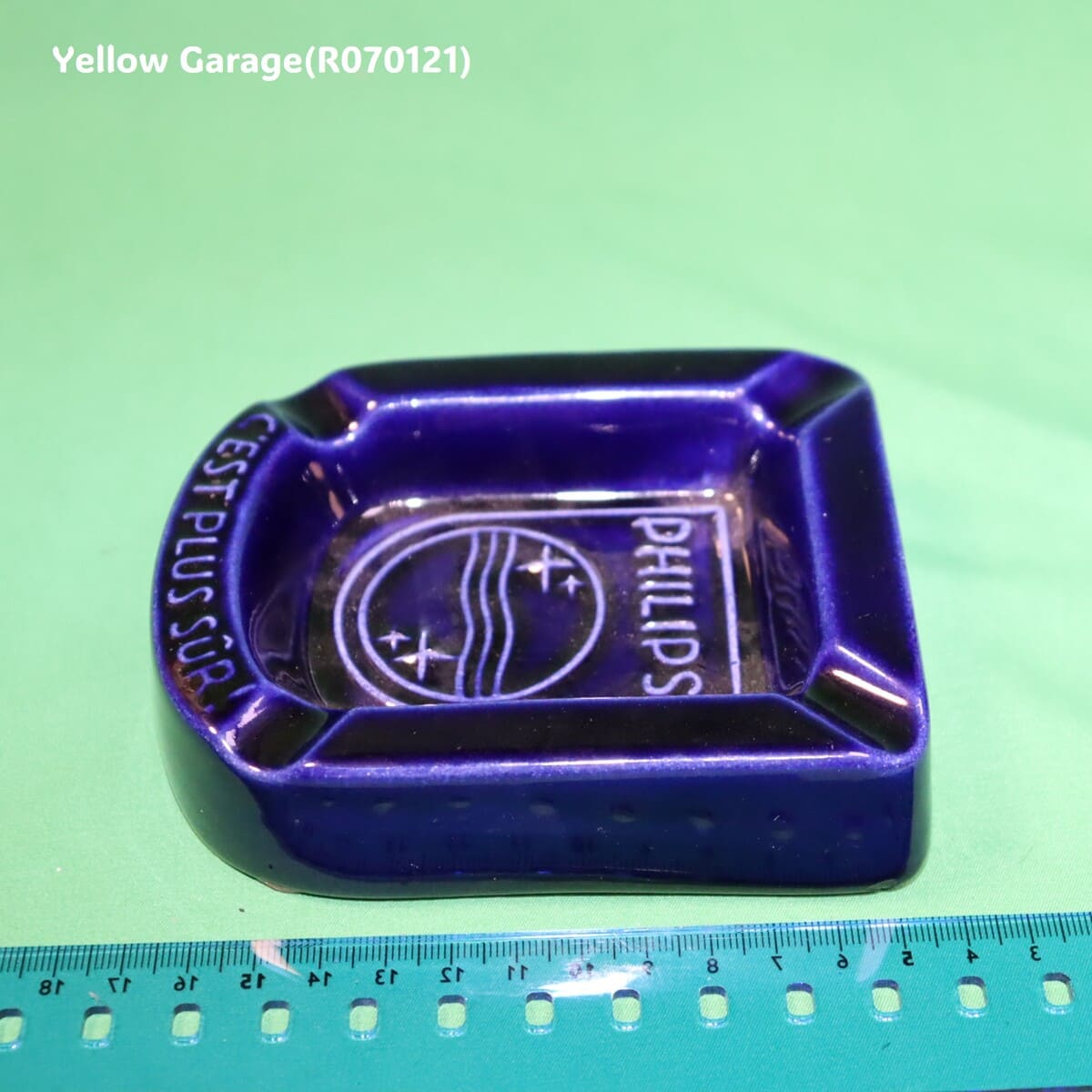 オランダの電機メーカーPHILIPS（フィリップス）のロゴとスローガン「C'EST PLUS SÛR（それはより安全）」が刻まれた深い青の美しい陶器製灰皿＿サイズ