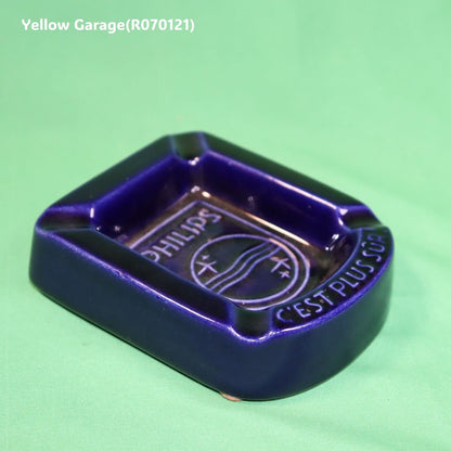 オランダの電機メーカーPHILIPS（フィリップス）のロゴとスローガン「C'EST PLUS SÛR（それはより安全）」が刻まれた深い青の美しい陶器製灰皿＿全体