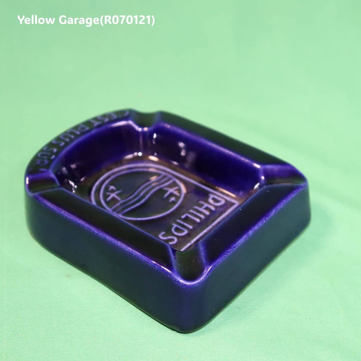 オランダの電機メーカーPHILIPS（フィリップス）のロゴとスローガン「C'EST PLUS SÛR（それはより安全）」が刻まれた深い青の美しい陶器製灰皿＿後ろから斜め