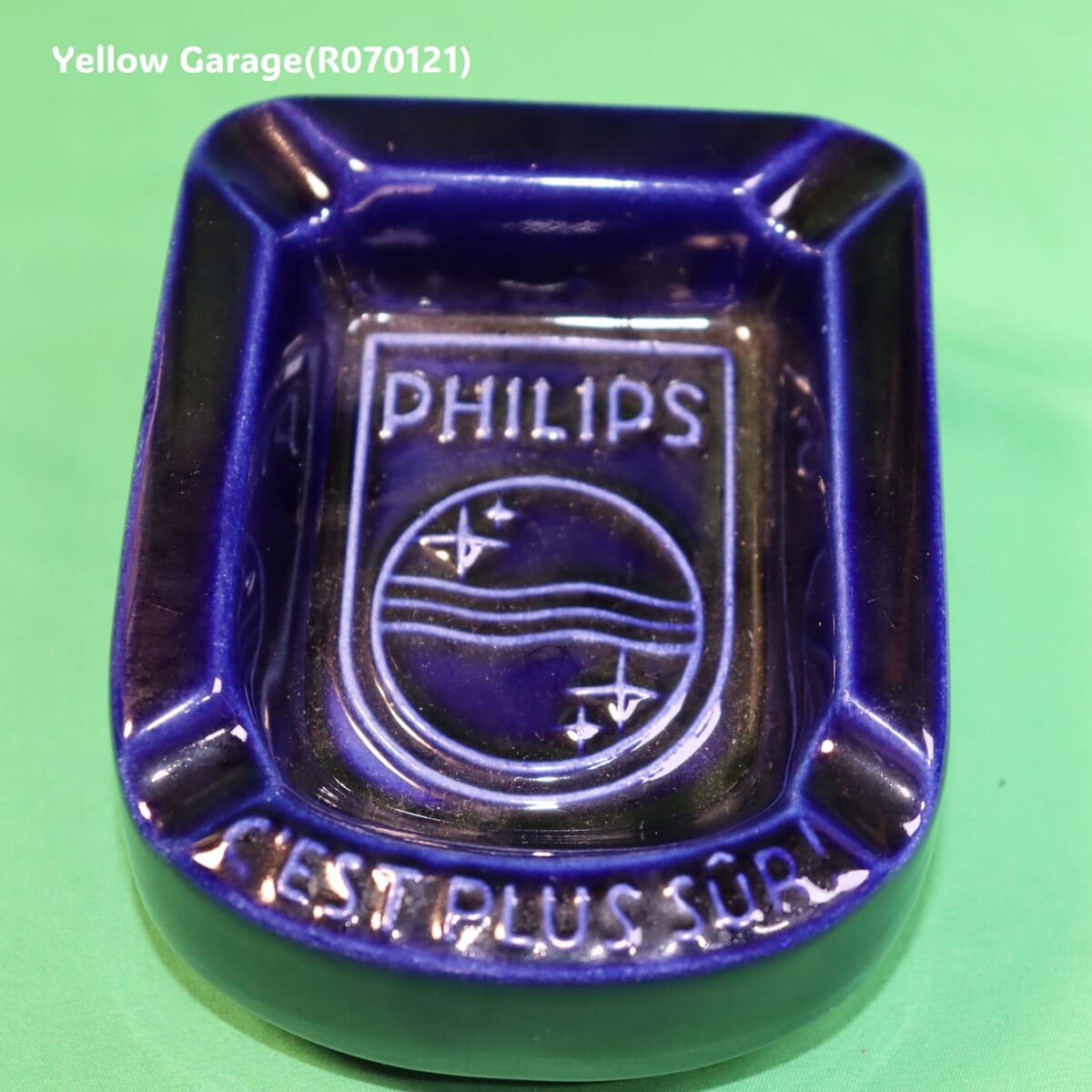 オランダの電機メーカーPHILIPS（フィリップス）のロゴとスローガン「C'EST PLUS SÛR（それはより安全）」が刻まれた深い青の美しい陶器製灰皿＿上から