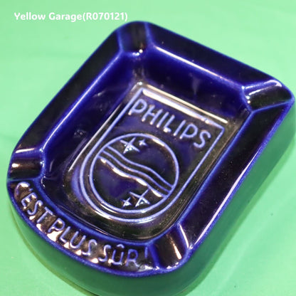 オランダの電機メーカーPHILIPS（フィリップス）のロゴとスローガン「C'EST PLUS SÛR（それはより安全）」が刻まれた深い青の美しい陶器製灰皿＿全体上から