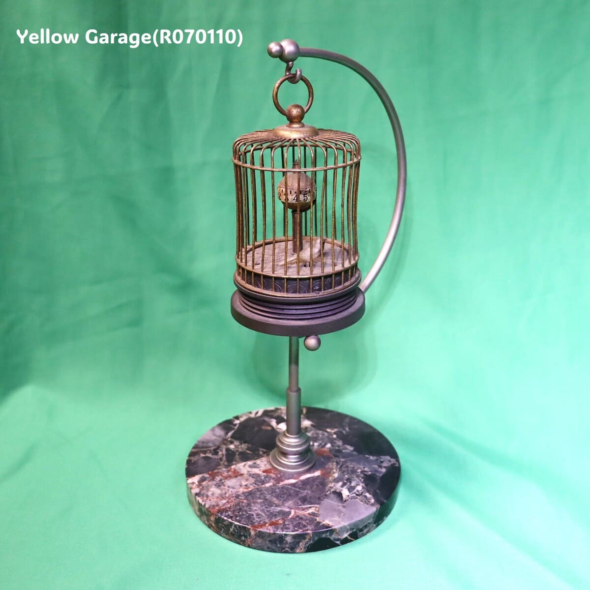 20世紀中頃に製造されたと推定される非常に珍しい鳥かご型のアンティーク時計