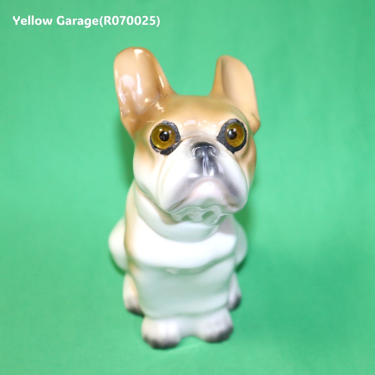 精巧に作られた陶器製フレンチブルドッグのオブジェ