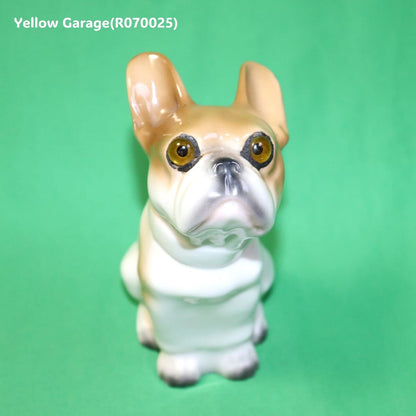 精巧に作られた陶器製フレンチブルドッグのオブジェ