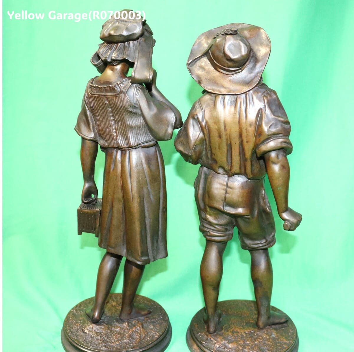 世界的名作『青い鳥』（モーリス・メーテルリンク作）を題材にした、チルチルとミチルのブロンズ像ペア。