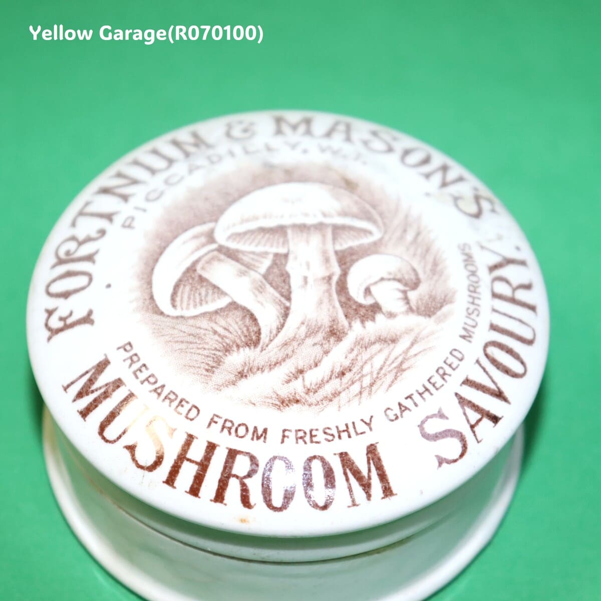 ロンドンのピカデリーに本店を構える高級老舗「Fortnum &amp; Mason（フォートナム＆メイソン）」が販売していた「Mushroom Savoury（マッシュルーム・セイヴォリー）」用の陶器製容器