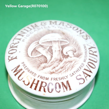 ロンドンのピカデリーに本店を構える高級老舗「Fortnum &amp; Mason（フォートナム＆メイソン）」が販売していた「Mushroom Savoury（マッシュルーム・セイヴォリー）」用の陶器製容器