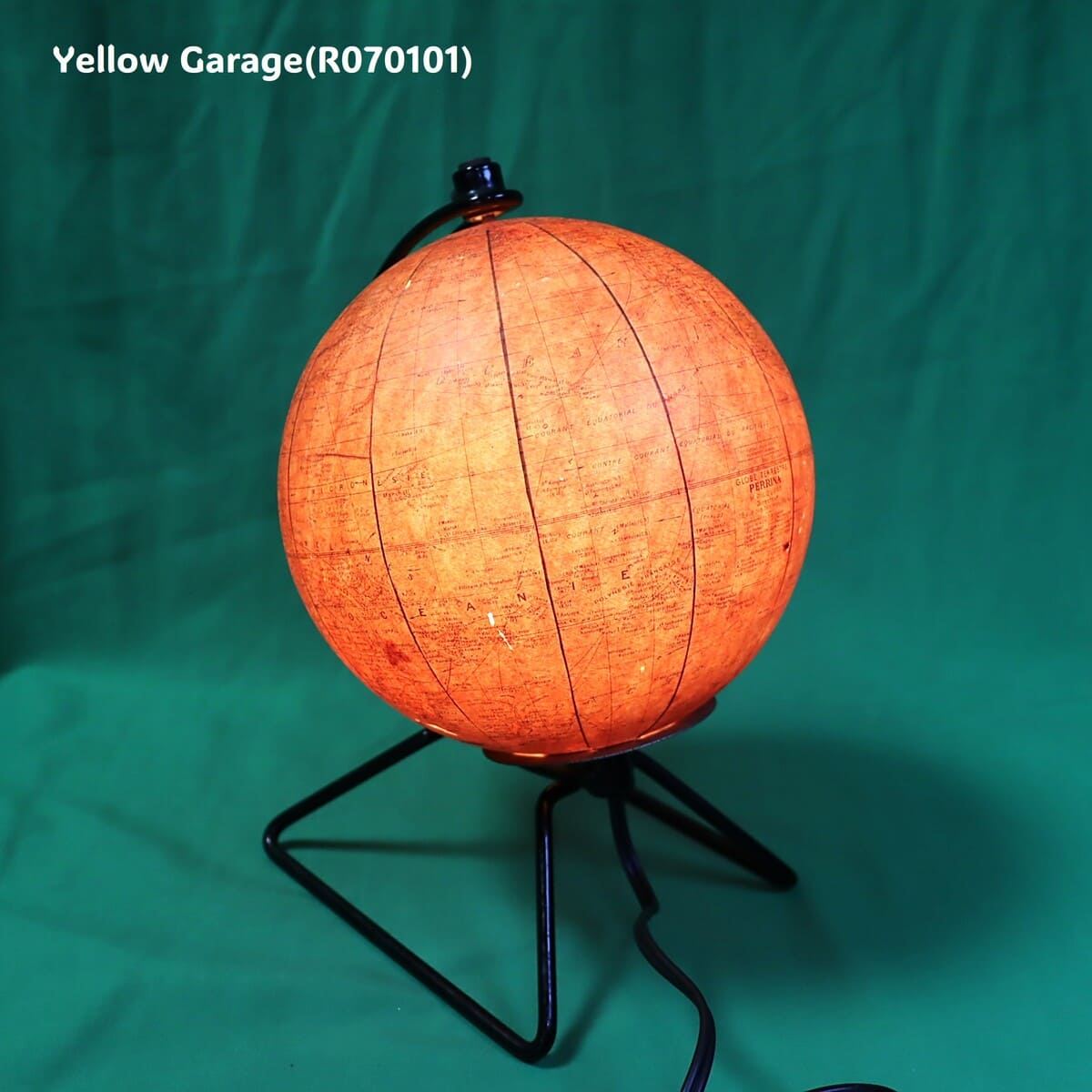 フランス・パリの「GLOBE TERRESTRE PERRINA」より製造された電球内蔵の照明付きヴィンテージ地球儀