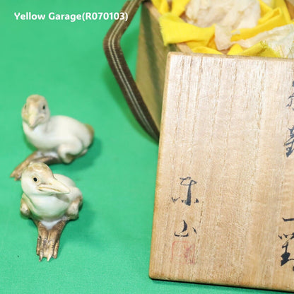 陶芸家「東山」銘のある精巧な和陶芸作品《雛鶴一対》