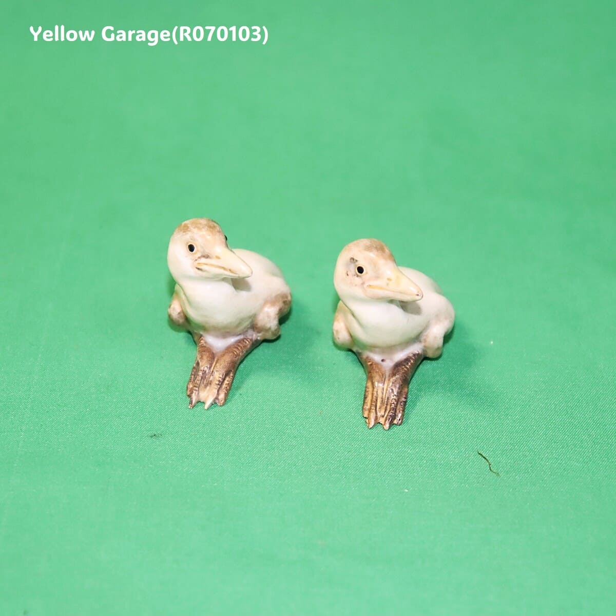 陶芸家「東山」銘のある精巧な和陶芸作品《雛鶴一対》