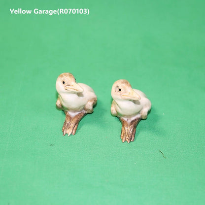 陶芸家「東山」銘のある精巧な和陶芸作品《雛鶴一対》