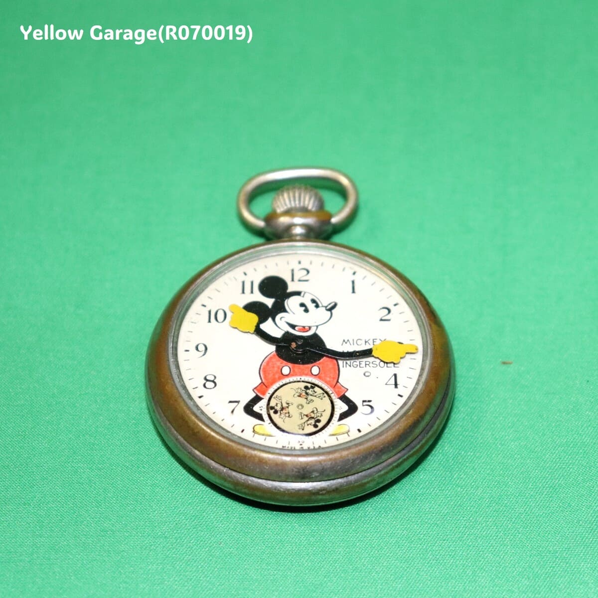 文字盤中央のミッキーが両腕で時刻を示し、6時位置のサブダイヤルでは三匹の子ネズミが秒を刻むという遊び心あるデザイン