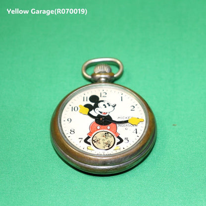 文字盤中央のミッキーが両腕で時刻を示し、6時位置のサブダイヤルでは三匹の子ネズミが秒を刻むという遊び心あるデザイン