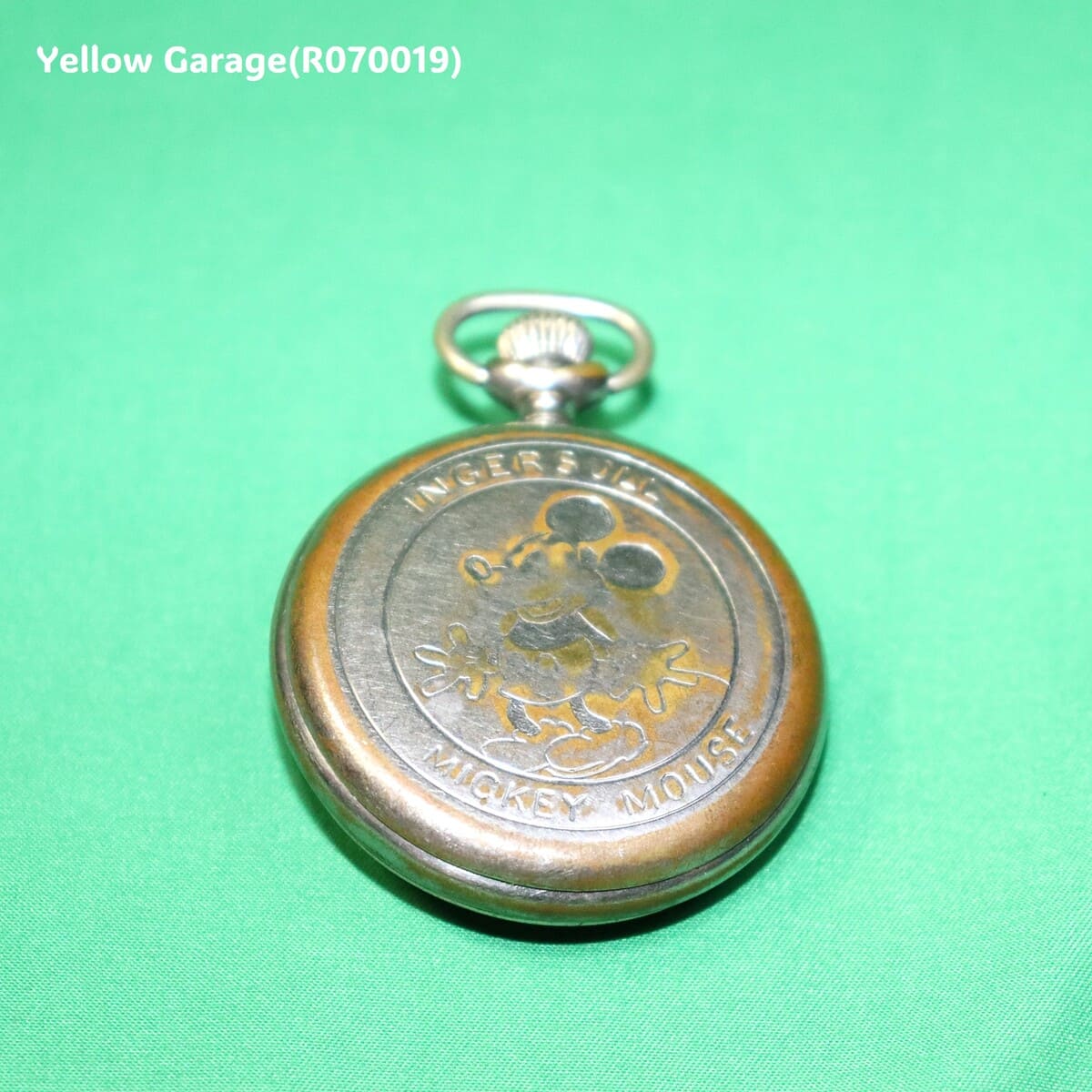 文字盤中央のミッキーが両腕で時刻を示し、6時位置のサブダイヤルでは三匹の子ネズミが秒を刻むという遊び心あるデザイン