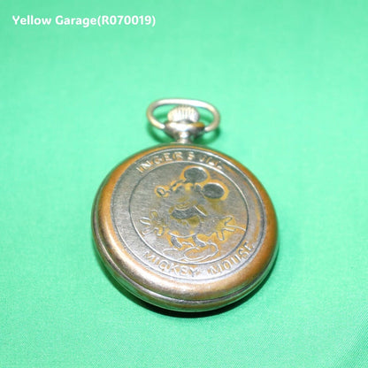 文字盤中央のミッキーが両腕で時刻を示し、6時位置のサブダイヤルでは三匹の子ネズミが秒を刻むという遊び心あるデザイン