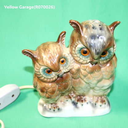 フクロウの親子をモチーフにした、アンティークの陶器製ランプ