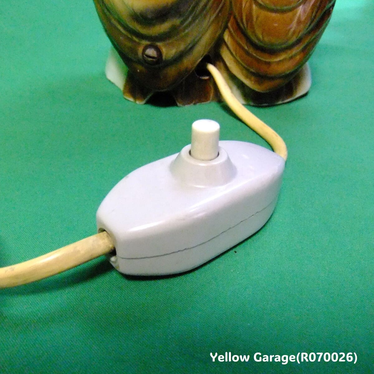 フクロウの親子をモチーフにした、アンティークの陶器製ランプ