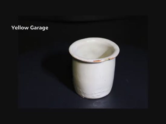 この小さな白釉の陶器容器は、手づくりならではの柔らかなゆらぎと経年による風合いが魅力のアンティークアイテムです_動画