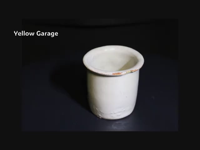 この小さな白釉の陶器容器は、手づくりならではの柔らかなゆらぎと経年による風合いが魅力のアンティークアイテムです_動画