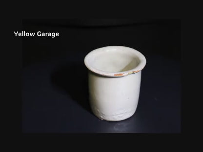 この小さな白釉の陶器容器は、手づくりならではの柔らかなゆらぎと経年による風合いが魅力のアンティークアイテムです_動画