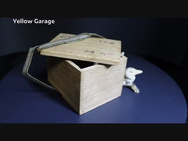 陶芸家「東山」銘のある精巧な和陶芸作品《雛鶴一対》