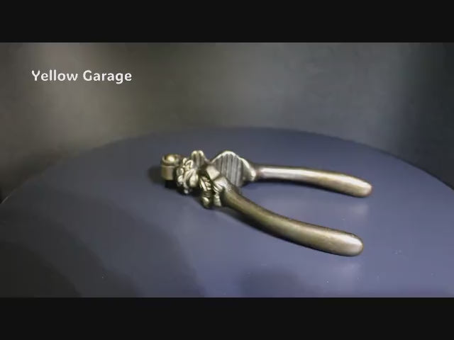 アンティーク鉄製ナッツクラッカー／人物モチーフ（王様または道化師デザイン）動画