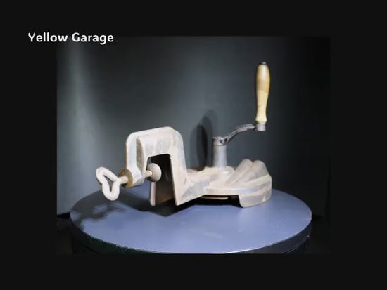 鋳鉄製の重厚な本体に手廻しハンドルとテーブル固定用クランプを備えたアンティークのグリーンビーンカッター（野菜裁断機）＿動画