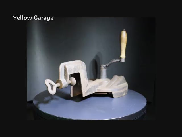 鋳鉄製の重厚な本体に手廻しハンドルとテーブル固定用クランプを備えたアンティークのグリーンビーンカッター（野菜裁断機）＿動画