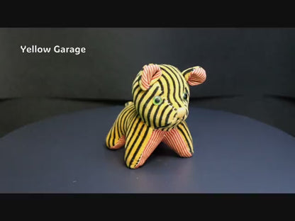 ビロード調の布（ベルベット生地）に縞模様プリント、耳と手足の裏に赤白ストライプ生地のぬいぐるみ動画