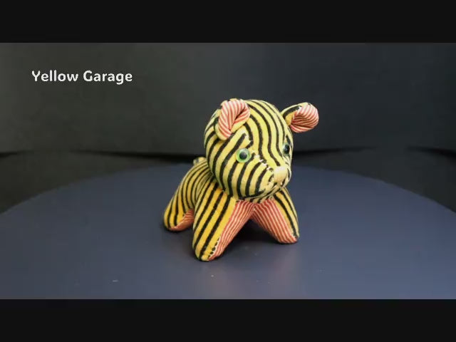 ビロード調の布（ベルベット生地）に縞模様プリント、耳と手足の裏に赤白ストライプ生地のぬいぐるみ動画