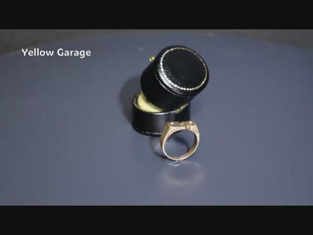 「DAD」の文字を立体的に象ったデザインで全面に細かいテクスチャ（彫り模様）が施された存在感のある仕上がり