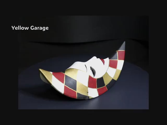 月のように静かに微笑む
幻想とアートの融合動画