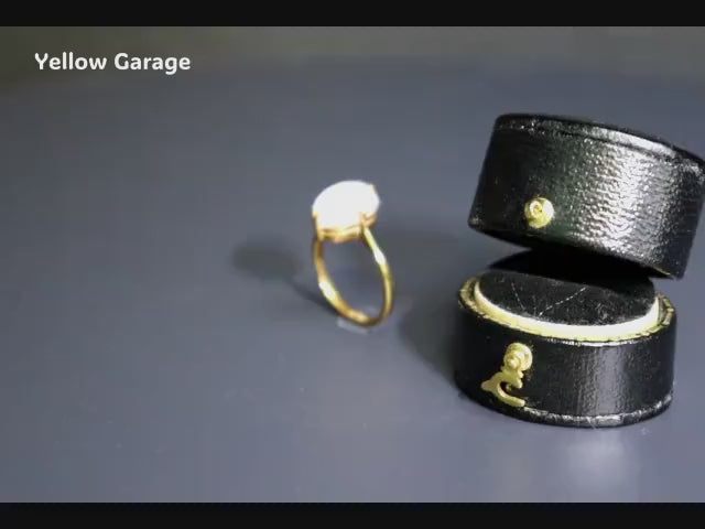 イギリスで作られた、美しいカボションカットのムーンストーンがセットされたヴィンテージリング