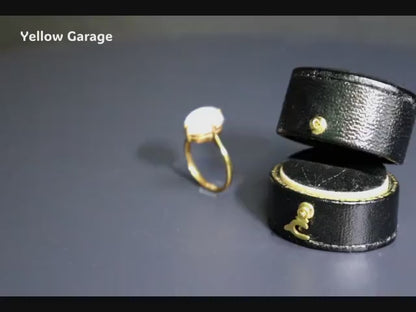 イギリスで作られた、美しいカボションカットのムーンストーンがセットされたヴィンテージリング