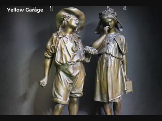 世界的名作『青い鳥』（モーリス・メーテルリンク作）を題材にした、チルチルとミチルのブロンズ像ペア。