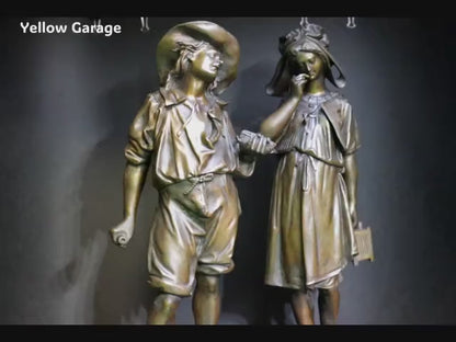 世界的名作『青い鳥』（モーリス・メーテルリンク作）を題材にした、チルチルとミチルのブロンズ像ペア。