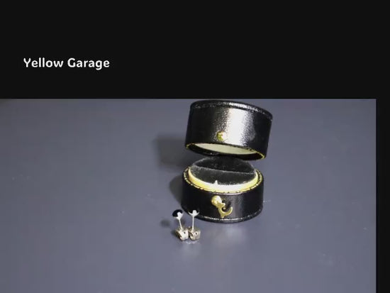 深く艶やかなブルーのストーン（サファイア調）をあしらったヴィンテージのスタッドタイプピアス