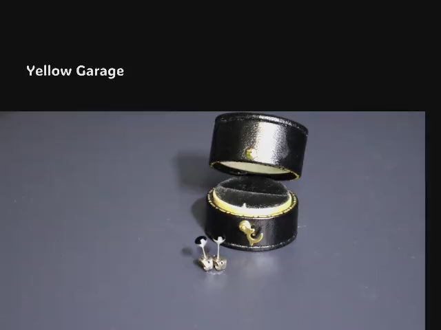 深く艶やかなブルーのストーン（サファイア調）をあしらったヴィンテージのスタッドタイプピアス