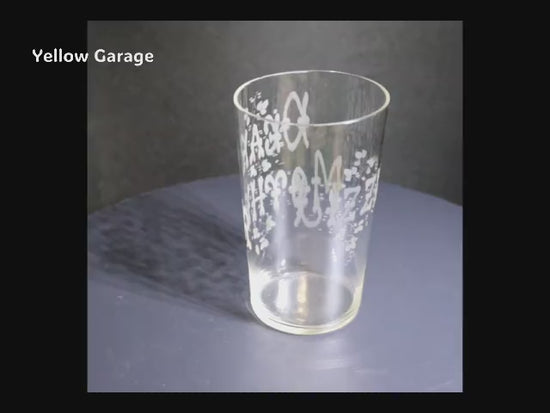 側面に “DEAR MOTHER”反対側に “LIZZIE” の文字がエッチングされたアンティークグラス_動画