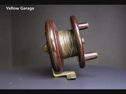 ベークライト製のヴィンテージ釣り用リールです