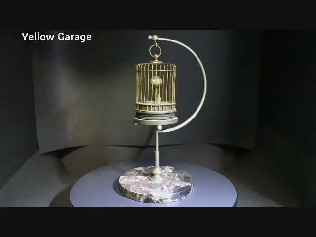 20世紀中頃に製造されたと推定される非常に珍しい鳥かご型のアンティーク時計