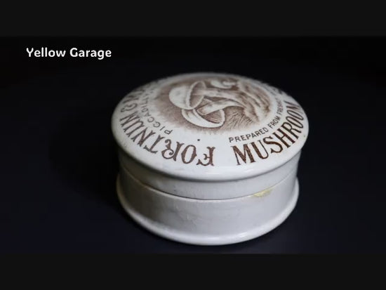 ロンドンのピカデリーに本店を構える高級老舗「Fortnum &amp; Mason（フォートナム＆メイソン）」が販売していた「Mushroom Savoury（マッシュルーム・セイヴォリー）」用の陶器製容器