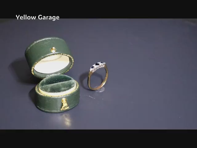 イギリス製の9金（375）のアンティーク・一文字リングで、サファイア3石とダイヤモンド6石が交互に配された繊細なデザインが特徴