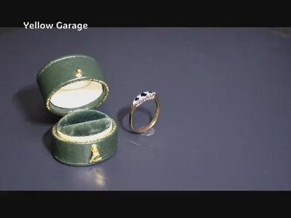 イギリス製の9金（375）のアンティーク・一文字リングで、サファイア3石とダイヤモンド6石が交互に配された繊細なデザインが特徴