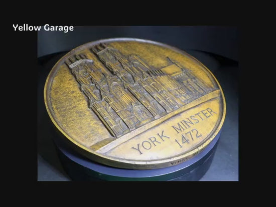 英国を代表するゴシック大聖堂ヨーク・ミンスター（York Minster） をモチーフに制作された木製・円形の壁掛け装飾パネル＿動画